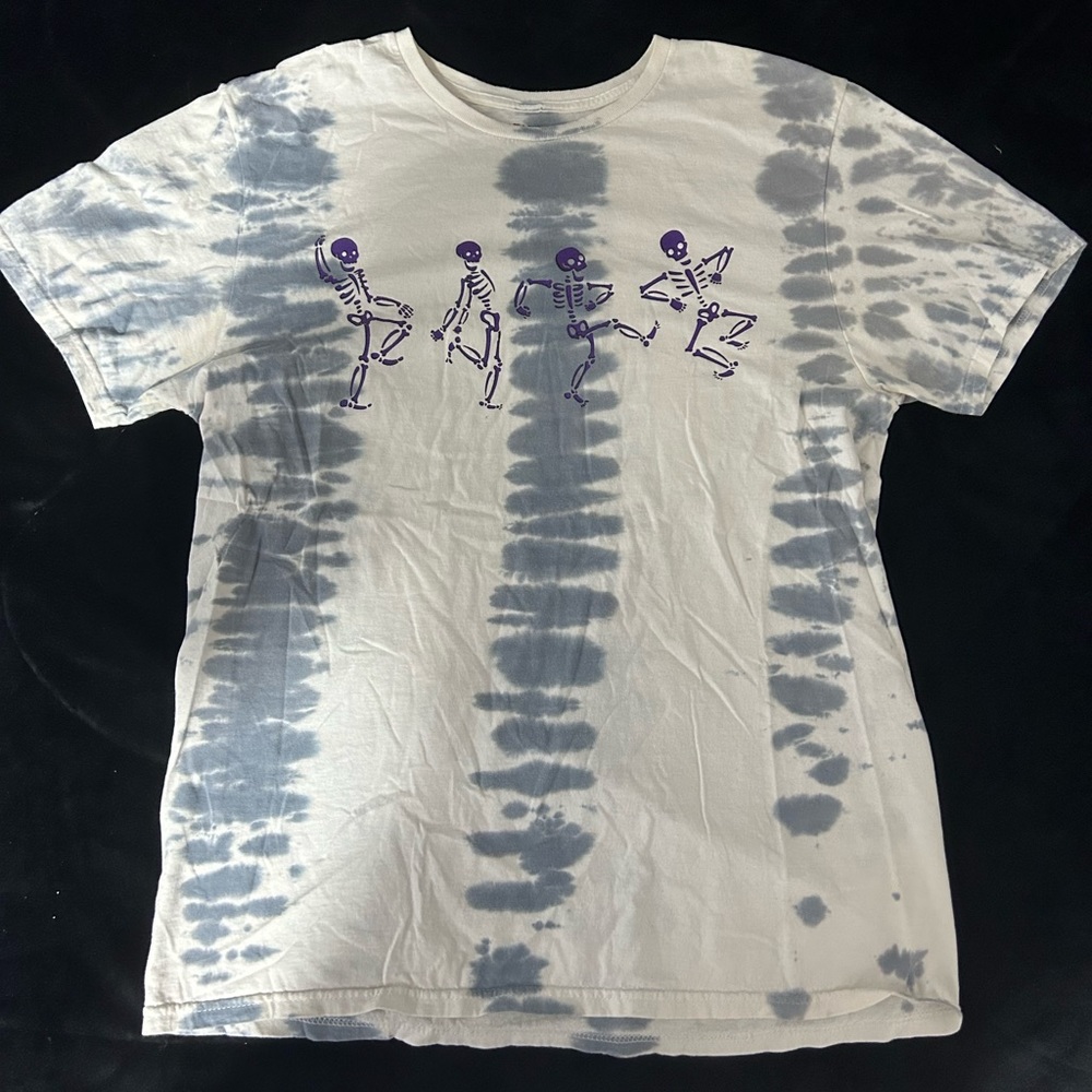 white and grey large mens t-shirt